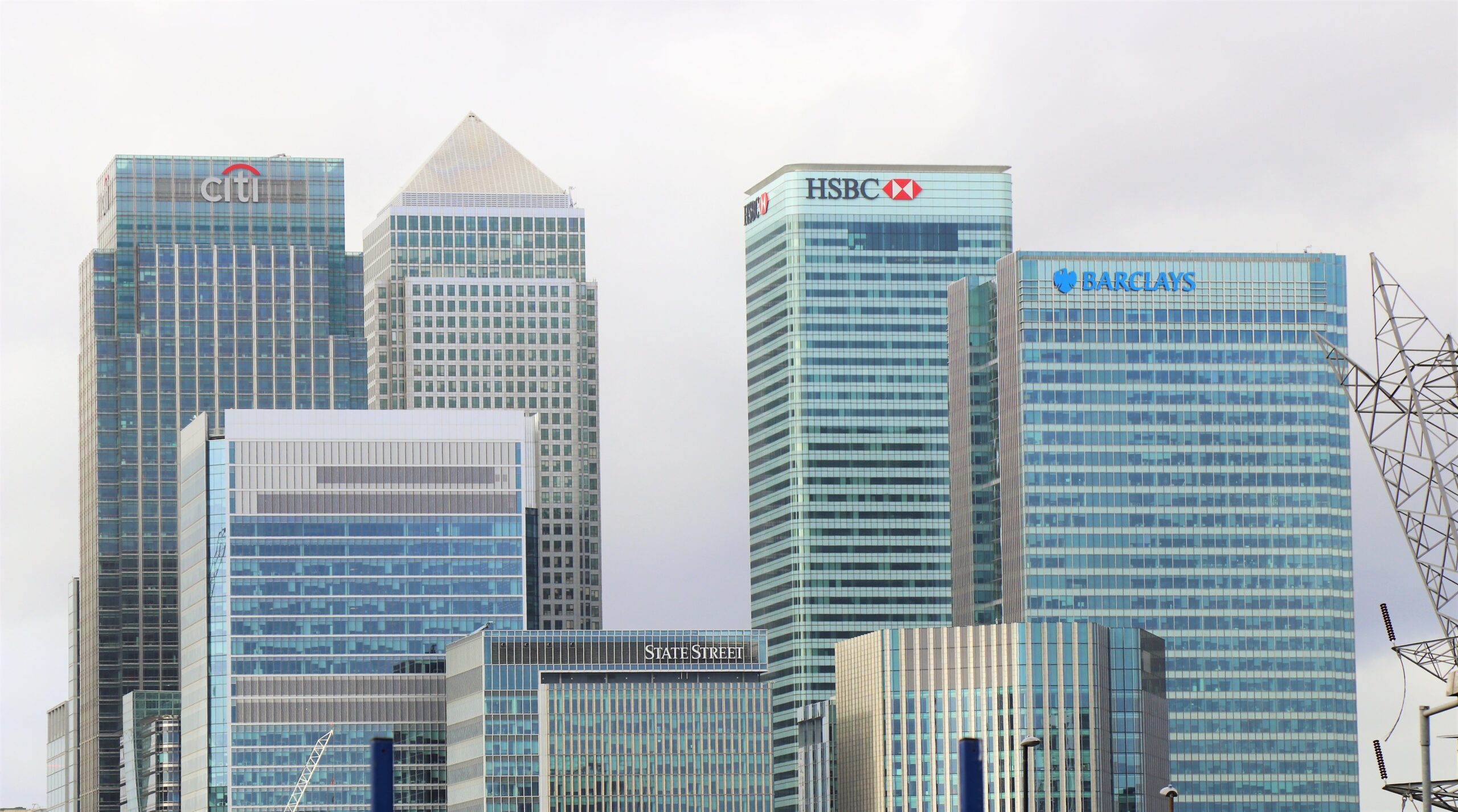 Prédios comerciais com marcas as marcas Citi, State Street, HSBC e Barclays